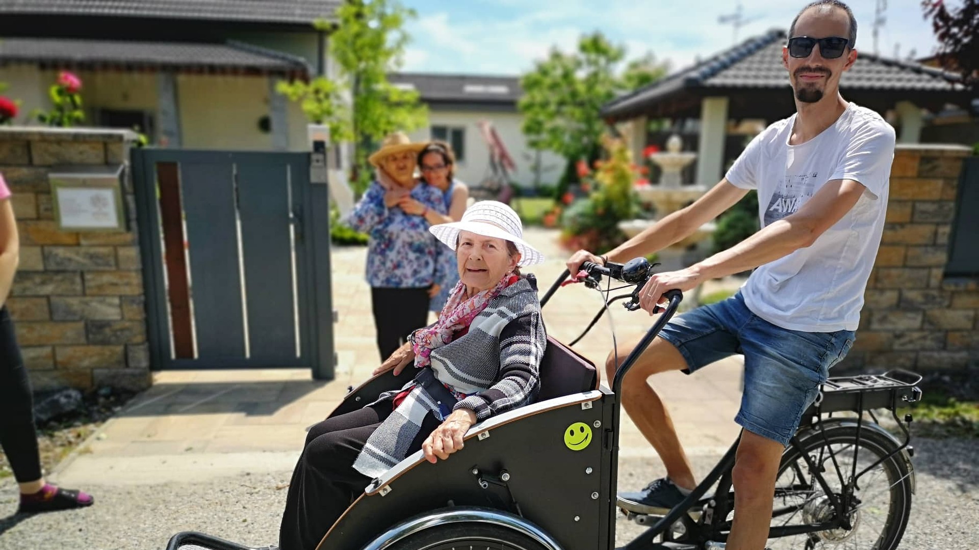 Rikša vozila klientov zariadenia pre seniorov